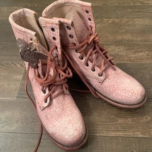 *NEW* Gorgeous Freebird pink distressed crackle detail leather Manchester boots.